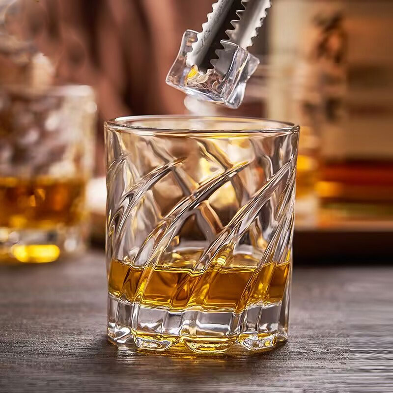 Copa de whisky en relieve, cri - Wine Beer Spirit reseña y precio